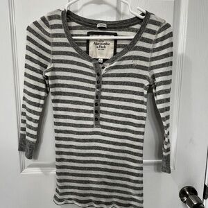 Women’s Small Abercrombie & Fitch Gray  and white Striped 3/4 Top